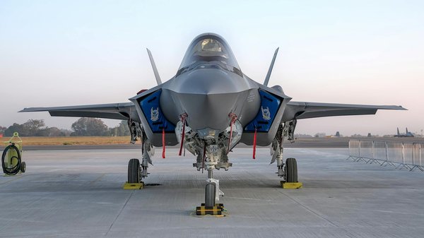 Quels accessoires privilégier pour un look monochrome épuré?